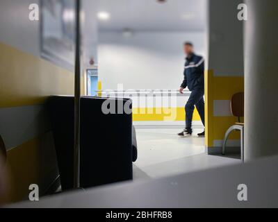 Defokussierte verschwimmen konzeptionelles Bild des Menschen auf dem Krankenhauskorridor während der weltweiten Infektion mit Krankheiten durch das ansteckende Coronavirus Covid-19 Stockfoto