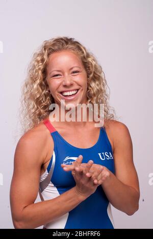 Diver Brittany Viola posiert während des Team USA Media Summit in Dallas, TX, vor den Olympischen Spielen 2012 in London. 14. Mai 2012 ©Bob Daemmrich Stockfoto