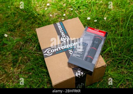 Paris, Frankreich - 24. Apr 2020: Paket mit Schilder-Logo von Contorion Shop, dem Online-Tool-Verkauf Internet-Shop von Hoffmann Group und Stier Stockfoto