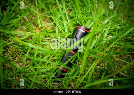 Paris, Frankreich - 24. Apr 2020: Neue Mini Stier Taschenlampe in grünem Gras - STIER Werkzeuge ist ein deutscher Werkzeughersteller Stockfoto