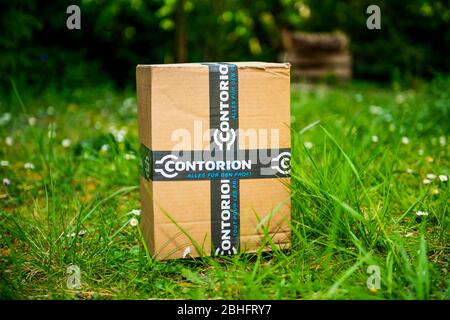 Paris, Frankreich - 24. Apr 2020: Frontansicht des Paketes mit Schilder-Insignien von Contorion, dem Online-Tool für den Verkauf von Internet-Shop der Hoffmann-Gruppe Stockfoto