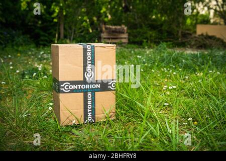 Paris, Frankreich - 24. Apr 2020: Einzelpaket mit Schilder-Logo von Contorion Shop, dem Online-Tool-Shop für Internet-Shops der Hoffmann Group - Stockfoto