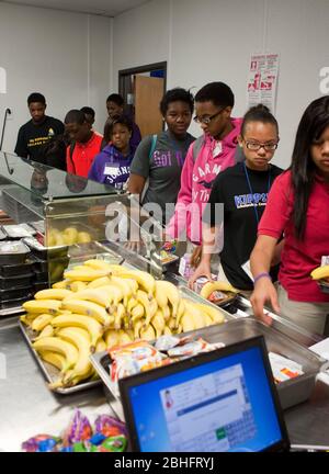Houston Texas, USA, Juni 2012: Afroamerikanische Studenten in der Cafeteria-Schlange an der öffentlichen Charterhochschule. ©Marjorie Kamys Cotera/Daemmrich Photography Stockfoto