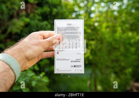 Paris, Frankreich - Apr 24, 2020: Inhalt des Pakets von neuen Budget iPhone SE von Apple Computers Touch ID, Single-Objektiv-Rückkamera und iPhone 8 Design Stockfoto