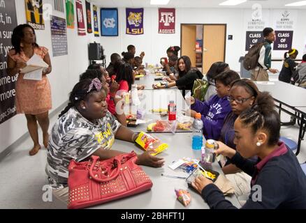 Houston, Texas 2012. Juni: Gruppen von Schülern interagieren während des Mittagessens in einer öffentlichen Charterschule. ©Marjorie Kamys Cotera/Daemmrich Photography Stockfoto
