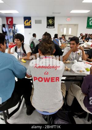 Houston, Texas 2012. Juni: Schüler der öffentlichen Charterhochschule in Houston trägt T-Shirts mit positiver Botschaft. ©Marjorie Kamys Cotera/Daemmrich Photography Stockfoto