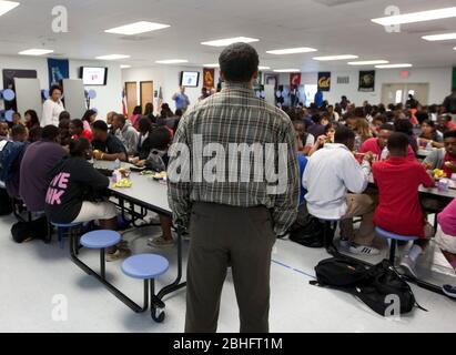 Houston, Texas 2012. Juni: Schwarzer männlicher Lehrer dient während der Mittagspause als Beobachter an einer öffentlichen Charterhochschule. ©Marjorie Kamys Cotera/Daemmrich Photography Stockfoto