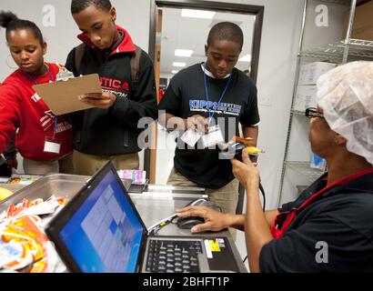 Cafeteria Arbeiter verwendet Handscanner, um Barcode-Informationen auf Schüler Schule Lunch-Karten an einer öffentlichen Charter High School in Houston, Texas Juni 2012 lesen. ©Marjorie Kamys Cotera / Daemmrich Fotos Stockfoto