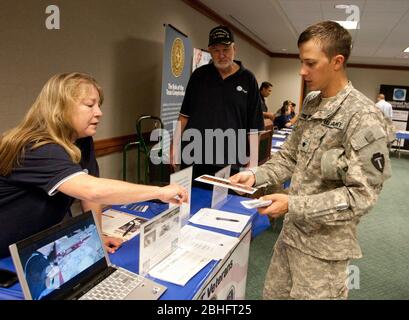 Austin Texas, USA, Januar 2012: Militärveteranen und aktive Mitglieder des US-Militärdienstes besuchen eine Jobmesse im Texas Capitol Building. ©Marjorie Kamys Cotera/Daemmrich Photography Stockfoto