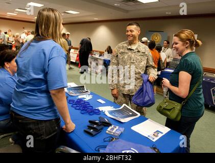 Austin Texas, USA, Januar 2012: Militärveteranen und aktive Mitglieder des US-Militärdienstes besuchen eine Jobmesse im Texas Capitol Building. ©Marjorie Kamys Cotera/Daemmrich Photography Stockfoto