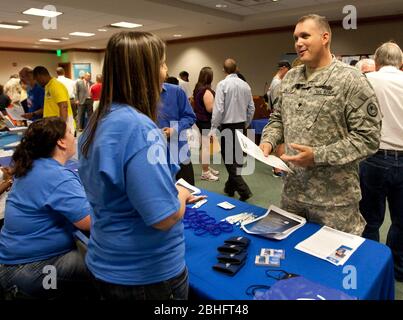 Austin Texas, USA, Januar 2012: Militärveteranen und aktive Mitglieder des US-Militärdienstes besuchen eine Jobmesse im Texas Capitol Building. ©Marjorie Kamys Cotera/Daemmrich Photography Stockfoto