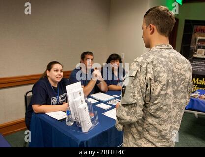 Austin Texas, USA, Januar 2012: Militärveteranen und aktive Mitglieder des US-Militärdienstes besuchen eine Jobmesse im Texas Capitol Building. ©Marjorie Kamys Cotera/Daemmrich Photography Stockfoto