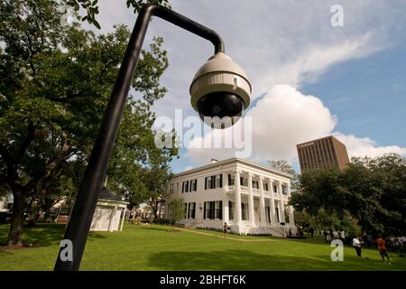 Austin, Texas, USA, 18. Juli 2012: Während einer Pressekonferenz, die die Fertigstellung der vierjährigen Restaurierung des historischen Gebäudes ankündigt, wird das Anwesen des Gouverneurs von Texas von einer Überwachungskamera überwacht. Das Mansion wurde im Juni 2008 schwer beschädigt, nachdem ein unbekannter Brandstifter einen Molotow-Cocktail auf die Veranda warf, was zu einem Brand führte, der einen Großteil des Innenraums des historischen Gebäudes ausnahm und den größten Teil des Dachs zum Einsturz brachte. ©Bob Daemmrich Stockfoto