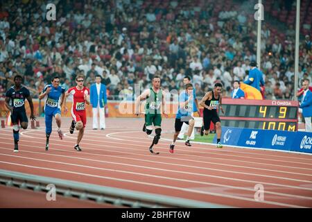 Peking, China 8. September 2008: Zweiter Tag der Leichtathletik im Vogelnest während der Paralympics. Oscar Pistorius aus Südafrika (1918) übernimmt die Führung in seiner Hitze in den T44 100 Metern der Männer. ©Bob Daemmrich Stockfoto