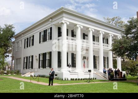 Austin, Texas, USA, 18. Juli 2012: Pressekonferenz, in der bekannt gegeben wird, dass das 156 Jahre alte Texas Governor's Mansion vollständig restauriert wurde. Das Mansion wurde im Juni 2008 schwer beschädigt, nachdem ein unbekannter Brandstifter einen Molotow-Cocktail auf die Veranda warf, was zu einem Brand führte, der einen Großteil des Innenraums des historischen Gebäudes ausnahm und den größten Teil des Dachs zum Einsturz brachte. ©Marjorie Kamys Cotera/Daemmrich Photography Stockfoto