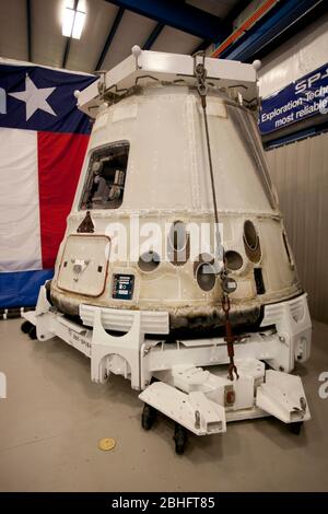 McGregor, Texas, USA, 13. Juni 2012: Das Dragon-Raumschiff, das am 31.. Mai nach der Lieferung von Vorräten an die Internationale Raumstation auf die Erde zurückkehrte, befindet sich in der SpaceX-Anlage. Dragon wird ausgemustert, da andere ähnliche Fahrzeuge in Produktion sind. ©Bob Daemmrich Stockfoto