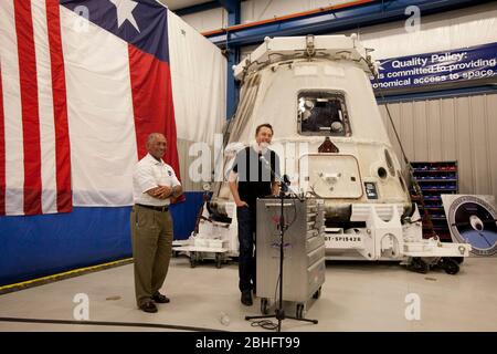 McGregor, Texas, USA, 13. Juni 2012: SpaceX CEO und Chefdesigner Elon Musk beantwortet Fragen zu dem privaten Dragon-Raumschiff, das am 31.. Mai nach der Lieferung von Vorräten an die Internationale Raumstation auf die Erde zurückkehrte. NASA-Administrator Charles Bolden hört links zu. ©Bob Daemmrich Stockfoto