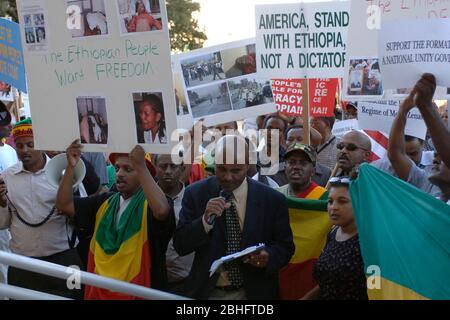 Austin, Texas, USA, 10. November 2005: Pro-demokratische Demonstranten verprangerten die jüngsten Bürgerunruhen in Äthiopien mit einem marsch zum Federal Building in der Innenstadt von Austin. Etwa 250 Menschen haben Präsident George W. Bush wegen der Unterstützung der Regierung von Premierminister Meles Zenawi angepeitscht. ©Bob Daemmrich Stockfoto