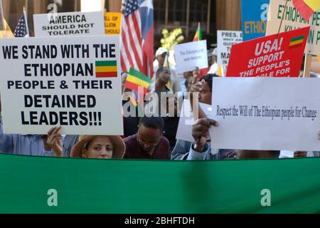 Austin, Texas, USA, 10. November 2005: Pro-demokratische Demonstranten verprangerten die jüngsten Bürgerunruhen in Äthiopien mit einem marsch zum Federal Building in der Innenstadt von Austin. Etwa 250 Menschen haben Präsident George W. Bush wegen der Unterstützung der Regierung von Premierminister Meles Zenawi angepeitscht. ©Bob Daemmrich Stockfoto