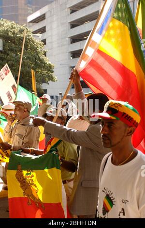 Austin, Texas, USA, 10. November 2005: Pro-demokratische Demonstranten verprangerten die jüngsten Bürgerunruhen in Äthiopien mit einem marsch zum Federal Building in der Innenstadt von Austin. Etwa 250 Menschen haben Präsident George W. Bush wegen der Unterstützung der Regierung von Premierminister Meles Zenawi angepeitscht. ©Bob Daemmrich Stockfoto