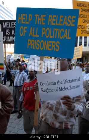 Austin, Texas, USA, 10. November 2005: Pro-demokratische Demonstranten verprangerten die jüngsten Bürgerunruhen in Äthiopien mit einem marsch zum Federal Building in der Innenstadt von Austin. Etwa 250 Menschen haben Präsident George W. Bush wegen der Unterstützung der Regierung von Premierminister Meles Zenawi angepeitscht. ©Bob Daemmrich Stockfoto