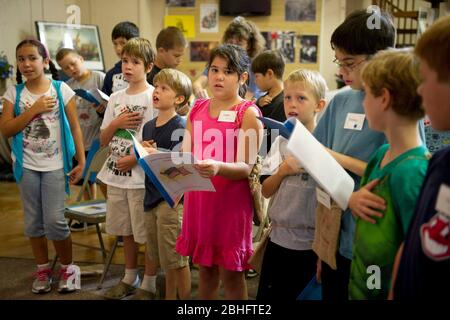 Georgetown Texas USA, 17 2012. August: Studenten singen das Star Spangled Banner während einer einwöchigen „Vacation Liberty School“, die Kindern im Alter von 7-12 Jahren „die Vorteile der Freiheit aus der Perspektive des Glaubens, Hoffnung und Nächstenliebe“, so die Organisatoren, wurden von den amerikanischen Gründervätern bei der Schaffung der Unabhängigkeitserklärung, der Bill of Rights und der Verfassung für eine jüdisch-christliche Gesellschaft unterstützt. Obwohl es als unpolitisches Programm gegründet wurde, setzt es sich für parteileische ideale der fiskalischen Verantwortung, der freien Märkte und der begrenzten Regierung ein. ©Bob Daemmrich Stockfoto