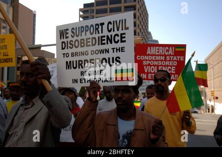 Austin, Texas, USA, 10. November 2005: Pro-demokratische Demonstranten verprangerten die jüngsten Bürgerunruhen in Äthiopien mit einem marsch zum Federal Building in der Innenstadt von Austin. Etwa 250 Menschen haben Präsident George W. Bush wegen der Unterstützung der Regierung von Premierminister Meles Zenawi angepeitscht. ©Bob Daemmrich Stockfoto