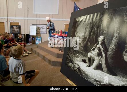 Georgetown Texas USA, 17 2012. August: Erwachsener Freiwilliger, gekleidet, als George Washington während der „Vacation Liberty School“ spricht, die Kindern im Alter von 7-12 Jahren „die Vorteile der Freiheit aus der Perspektive des Glaubens, Hoffnung und Nächstenliebe“, so die Organisatoren, wurden von den amerikanischen Gründervätern bei der Schaffung der Unabhängigkeitserklärung, der Bill of Rights und der Verfassung für eine jüdisch-christliche Gesellschaft unterstützt. Obwohl es als unpolitisches Programm gegründet wurde, setzt es sich für parteileische ideale der fiskalischen Verantwortung, der freien Märkte und der begrenzten Regierung ein. ©Bob Daemmrich Stockfoto