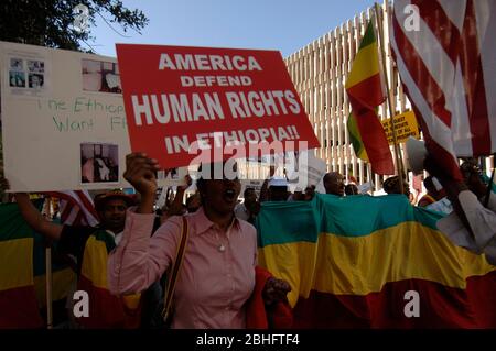 Austin, Texas, USA, 10. November 2005: Pro-demokratische Demonstranten verprangerten die jüngsten Bürgerunruhen in Äthiopien mit einem marsch zum Federal Building in der Innenstadt von Austin. Etwa 250 Menschen haben Präsident George W. Bush wegen der Unterstützung der Regierung von Premierminister Meles Zenawi angepeitscht. ©Bob Daemmrich Stockfoto