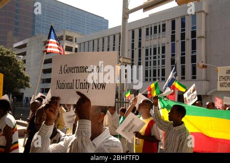 Austin, Texas, USA, 10. November 2005: Pro-demokratische Demonstranten verprangerten die jüngsten Bürgerunruhen in Äthiopien mit einem marsch zum Federal Building in der Innenstadt von Austin. Etwa 250 Menschen haben Präsident George W. Bush wegen der Unterstützung der Regierung von Premierminister Meles Zenawi angepeitscht. ©Bob Daemmrich Stockfoto