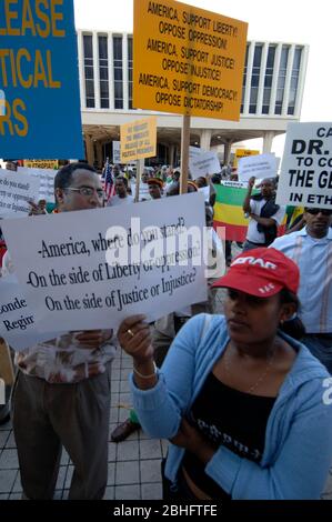 Austin, Texas, USA, 10. November 2005: Pro-demokratische Demonstranten verprangerten die jüngsten Bürgerunruhen in Äthiopien mit einem marsch zum Federal Building in der Innenstadt von Austin. Etwa 250 Menschen haben Präsident George W. Bush wegen der Unterstützung der Regierung von Premierminister Meles Zenawi angepeitscht. ©Bob Daemmrich Stockfoto