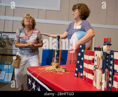 Georgetown Texas USA, 17. August 2012: Freiwillige Ausbilder führen während einer einwöchigen „Vacation Liberty School“, die Kindern im Alter von 7-12 Jahren „die Vorteile der Freiheit aus der Perspektive des Glaubens vermittelt, Hoffnung und Nächstenliebe“, so die Organisatoren, wurden von den amerikanischen Gründervätern bei der Schaffung der Unabhängigkeitserklärung, der Bill of Rights und der Verfassung unterstützt. Obwohl es als unpolitisches Programm gegründet wurde, setzt es sich für parteileische ideale der fiskalischen Verantwortung, der freien Märkte und der begrenzten Regierung ein. ©Bob Daemmrich Stockfoto