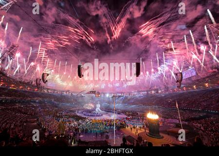 London England, 2012. August: Während der Eröffnungszeremonie der Paralympischen Spiele 2012 in London explodieren Feuerwerk über dem Olympiastadion im Queen Elizabeth Olympic Park in Stratford. ©Bob Daemmrich Stockfoto