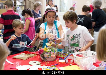 Georgetown Texas USA, 17. August 2012: An einer einwöchigen „Vacation Liberty School“, die Kindern im Alter von 7-12 Jahren „die Vorteile der Freiheit aus der Perspektive des Glaubens, der Hoffnung und der Nächstenliebe“ vermittelt, stellen Kinder Betreuungskörbe für US-Soldaten her. Obwohl es als unpolitisches Programm gegründet wurde, setzt es sich für die Tea-Party-ähnlichen ideale von fiskalischer Verantwortung, freien Märkten und begrenzter Regierung ein. ©Bob Daemmrich Stockfoto