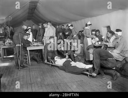 Verwundete amerikanische Soldaten, die aus Krankenwagen, Evakuierungszelt, American Military Hospital No. 5, Auteuil, Frankreich, Lewis Wickes Hine, amerikanische Nationale Rotes Kreuz Fotothek, September 1918 empfangen wurden Stockfoto