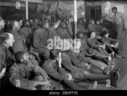 Amerikanischer Soldat unterhaltend Gruppe amerikanischer Soldaten, Amerikanisches Rotes Kreuz, Recreation Hut, Orleans, Frankreich, September 1918 Stockfoto