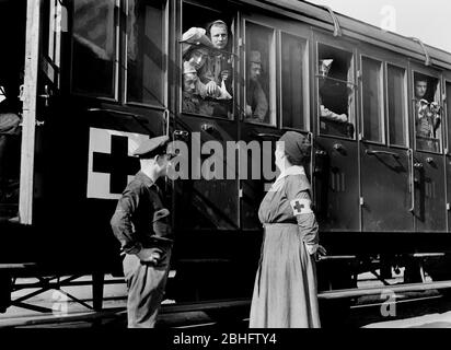 Amerikanische Rotkreuz-Krankenschwester und Camion-Fahrer begrüßen die Ladung verwundeten französischen Soldaten am Eisenbahnbahnhof, St. Etienne, Frankreich, Lewis Wickes Hine, amerikanische Nationale Rotkreuz-Fotothek, Juli 1918 Stockfoto