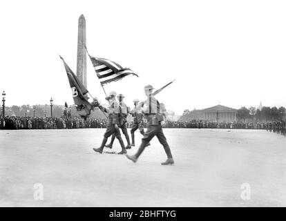 Farbe des 23. Infanterie-Regiments führende Abteilung amerikanischer Truppen von der Chateau Thierry Front, die durch Place de la Concord während 4. Juli Parade, die von den Franzosen als Nationalfeiertag gefeiert wurde, Paris, Frankreich, Lewis Wickes Hine, American National Red Cross Photograph Collection, 4. Juli 1918 Stockfoto