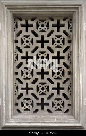 Luftkanal Fenster mit dekorativen, Stein Gitter. Alte Betongitter im Fenster. Traditionelle vietnamesische, asiatische Ornament Stockfoto