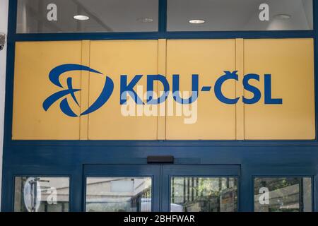 PRAG, TSCHECHIEN - 31. OKTOBER 2019: Logo der KDU CSL Union auf ihrem Hauptsitz in prag. Die KDU CSL ist der christdemokratische Teil der Tschechischen Republik. Bild Stockfoto