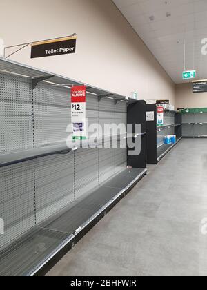 Gold Coast, Australien - 9. März 2020: Supermarkt leer toilettenpapierregale inmitten von Coronavirus-Ängsten, Käufer panieren den Kauf von Toilettenpapier Stockfoto