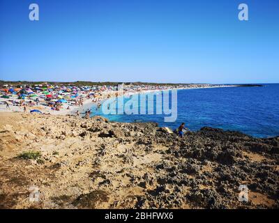 Villasimius, Italien - 14 August 2017: Transparente und das türkisfarbene Meer in Villasimius. Sardinien, Italien. Stockfoto