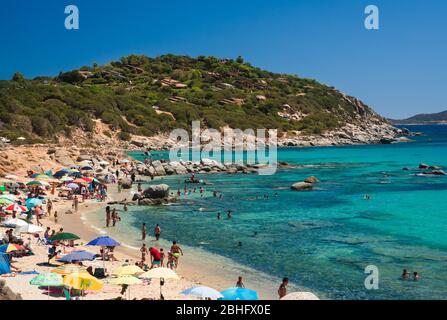 Villasimius, Italien - 14 August 2017: Transparente und das türkisfarbene Meer in Villasimius. Sardinien, Italien. Stockfoto