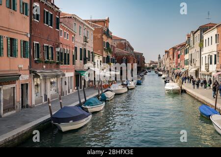 Murano, Italien - 23. April 2017: Hauptkanal von Murano, einer Insel, die Teil der Lagune von Venedig ist. Stockfoto