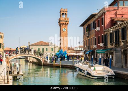 Murano, Italien - 23. April 2017: Hauptkanal von Murano, einer Insel, die Teil der Lagune von Venedig ist. Stockfoto