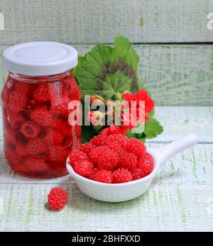 Die Marmelade meiner Großmutter aus verschiedenen Beeren Stilisierung in Gläsern Stockfoto