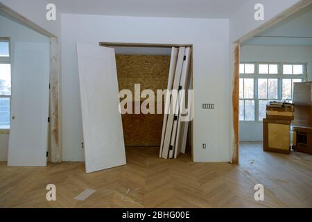 Unvollendetes Haus, wo hölzerne Innentüren eine Warteinstallation eine neue Wohnung gebaut Stockfoto