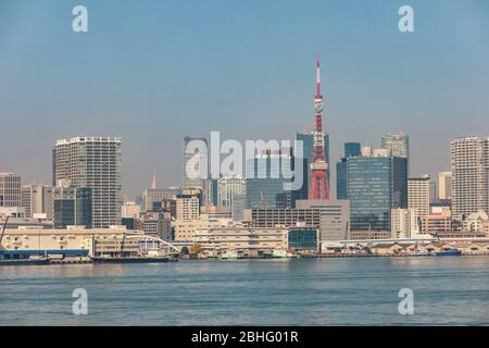 Tokio Japan, Skyline der Stadt am Sumida River und Tokyo Tower Stockfoto