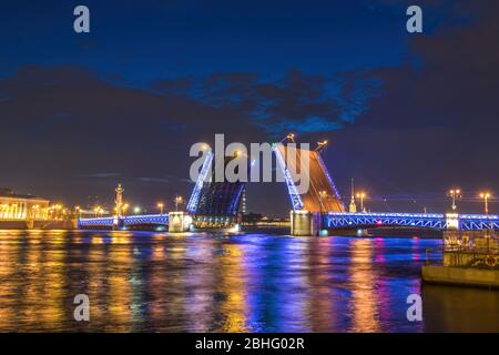 Sankt Petersburg Russland, Nacht der Skyline der Stadt an der Palace Bridge Stockfoto