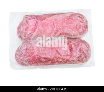 Salami-Wurstscheiben in Vakuum-Kunststoff-Verpackung isoliert auf weißem Hintergrund Stockfoto